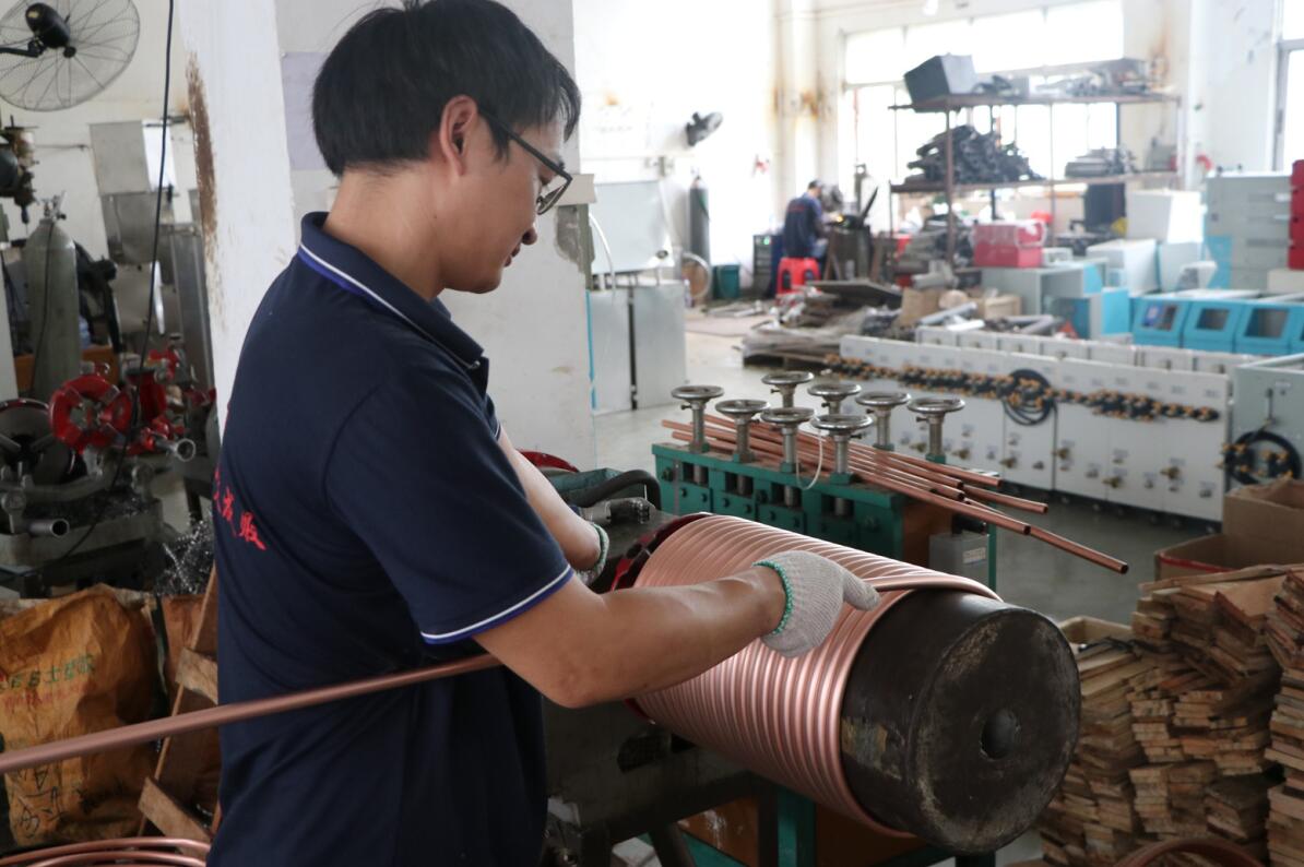 銅管折彎加工中