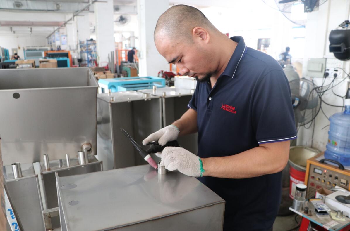 水箱導管點焊加工中